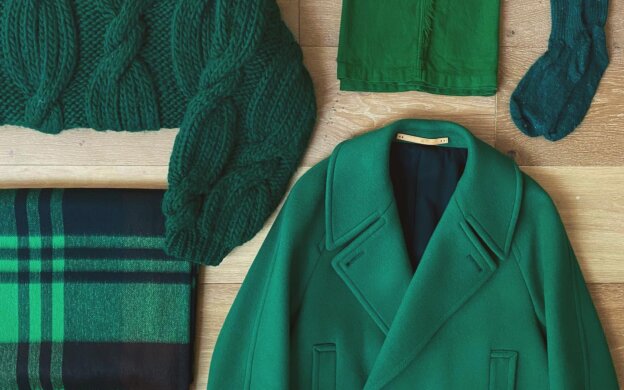 写真：Scyeの真緑色ピーコート、緑色のマフラー、セーター、靴下