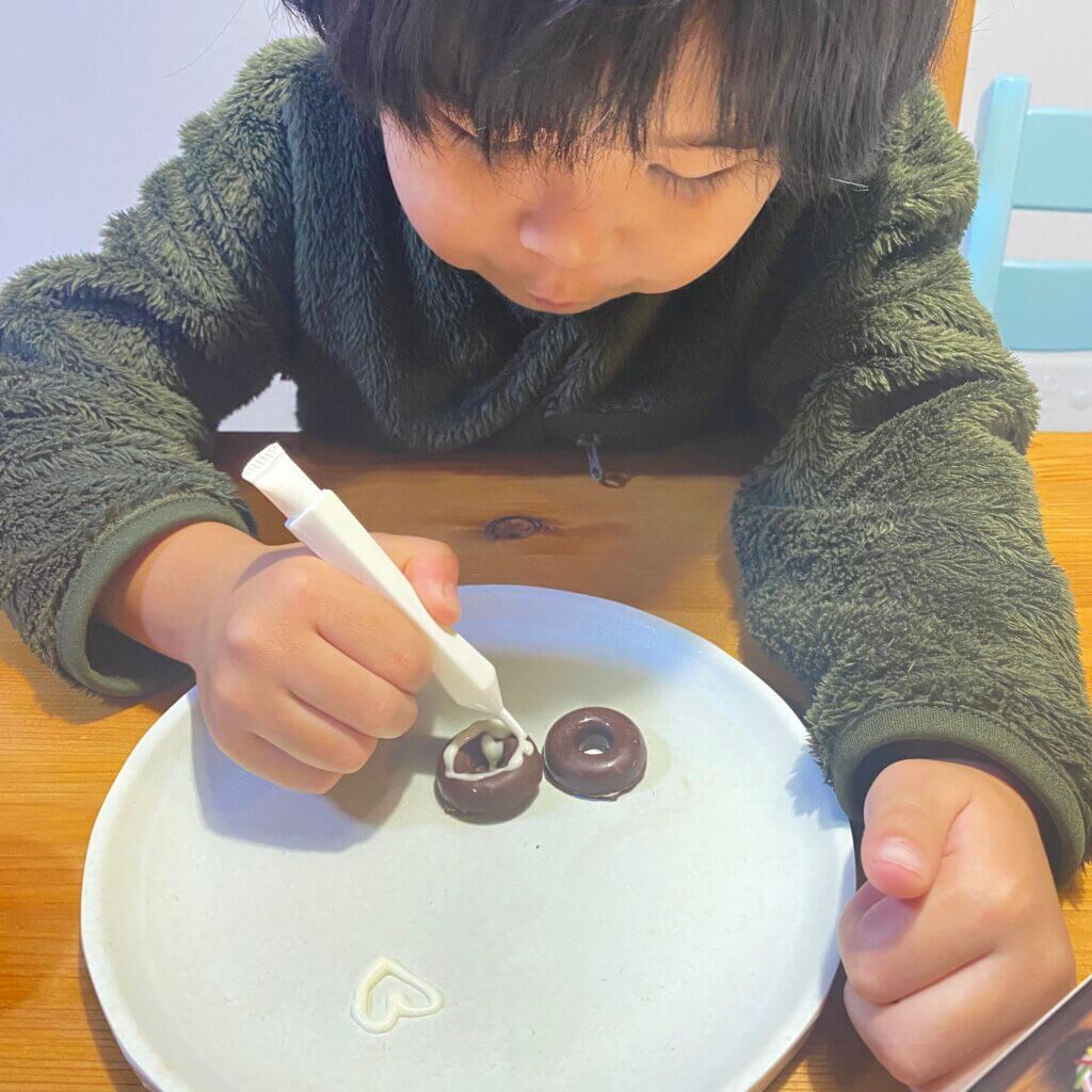 無印良品 自分でつくるドーナツ型チョコを作っている子供