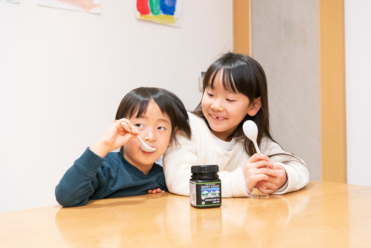LEEキャラクター上杉明子さん「子どもたちには、スプーンで1さじ、自分たちで舐めさせています。」