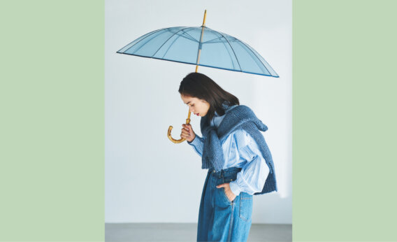 入荷後即完売の「ビニールアンブレラ」が待望の再入荷！リッチ感のあるバンブーハンドルが印象的