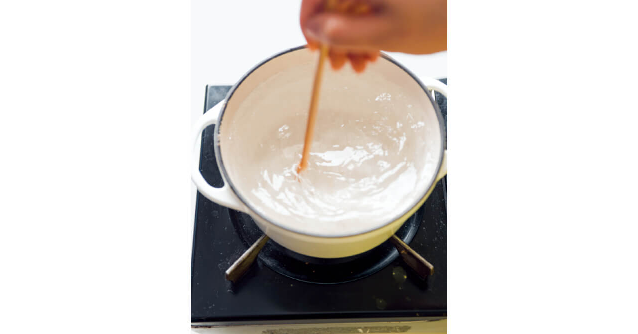 鍋に1ℓの湯を沸かして酢を加え、菜箸で湯を回して渦をつくり、器に割り入れた卵をそっと入れる。