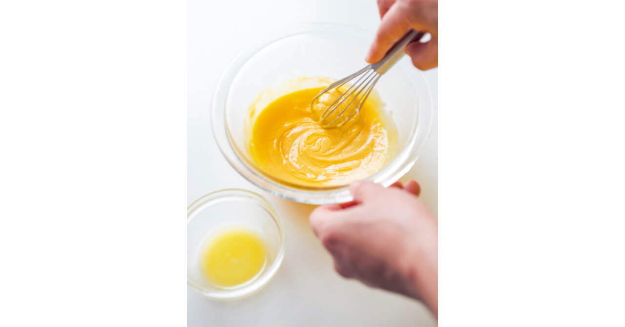 マヨネーズ、卵黄、塩、レモン汁を混ぜ、溶かしバターを少しずつ加えて混ぜ、牛乳を加えて混ぜる。