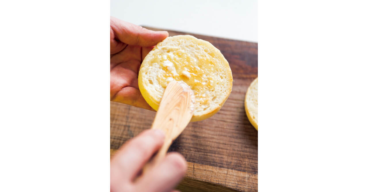 イングリッシュマフィンは横に2枚に切り、トーストしてバターを塗る。