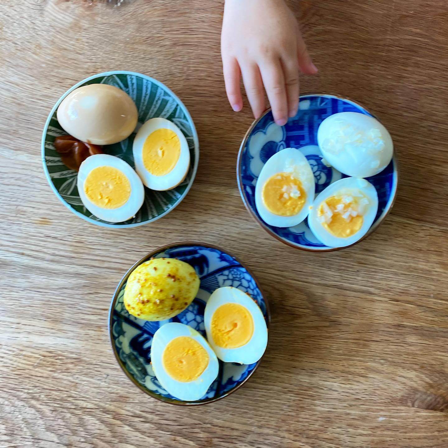 写真：堤 人美さんの「梅めんつゆ味玉」、今井 亮さんの「塩ねぎごま油味玉」、今井真実さんの「ゆで卵のアチャール」、いろんな味玉3種