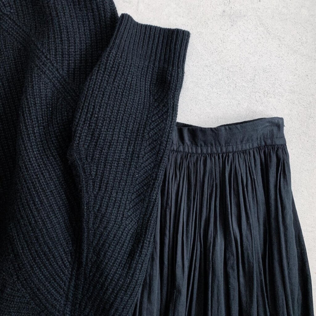 スカート黒くない黒という感じの黒