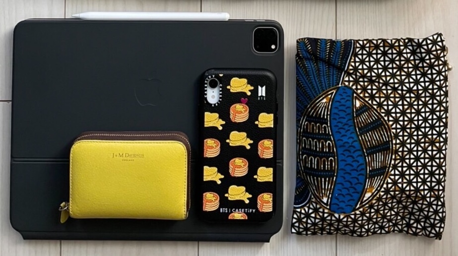 写真：ポーチ、iPad、スマホケース、黄色いミニ財布