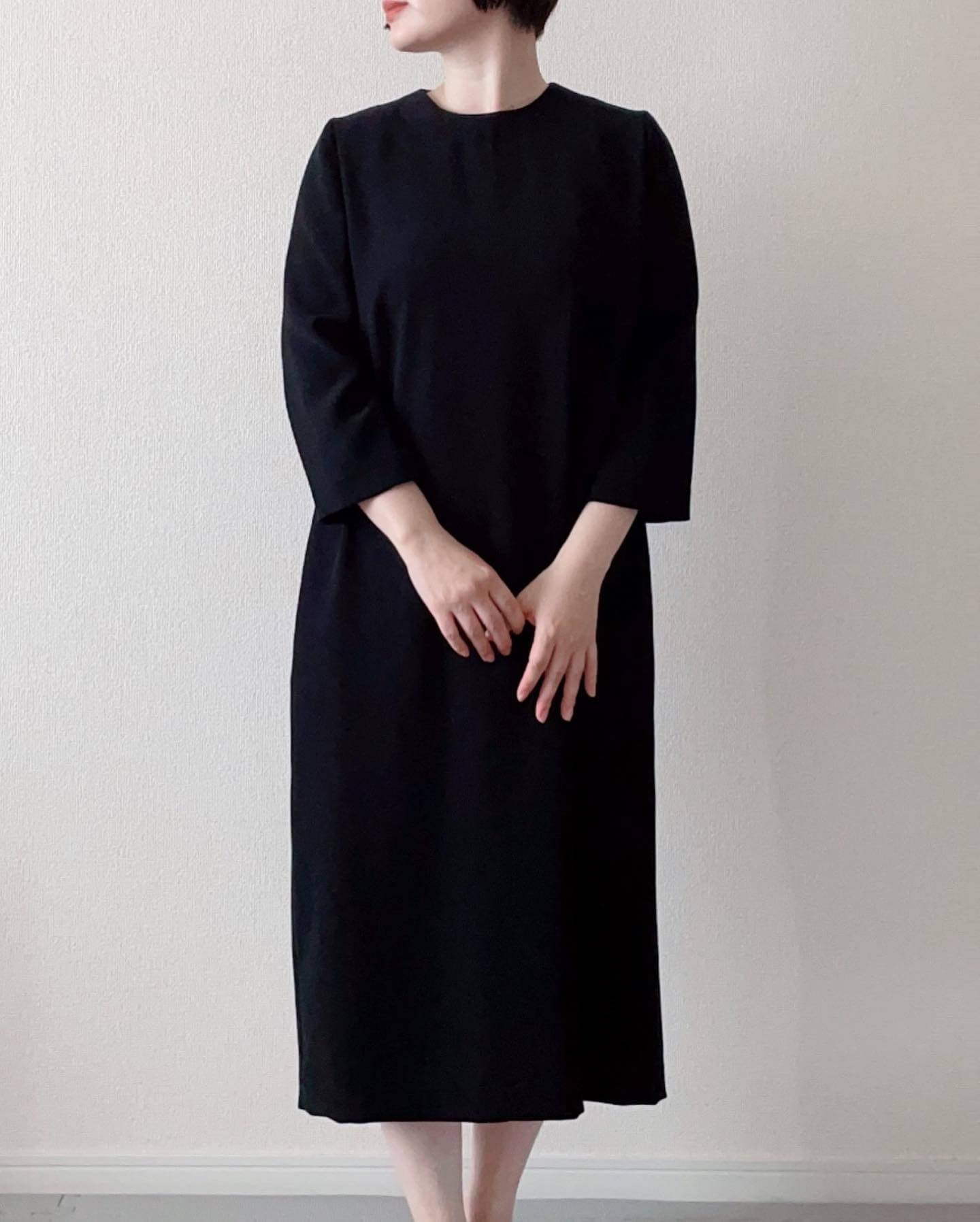 写真：saquiのブラックフォーマル服 ⁡のワンピースのみを着た編集ボブッコ