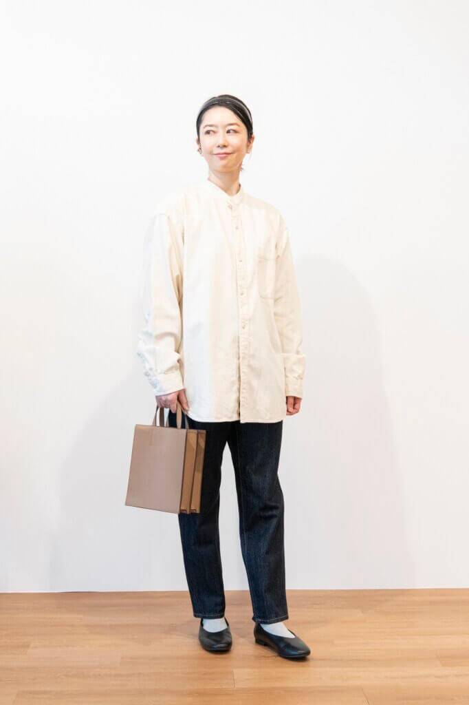 上と同じスタイルで、シャツだけデニムオーバーサイズスタンドカラーシャツ（長袖）〈MENS〉01 OFF WHITE ¥2990に。
