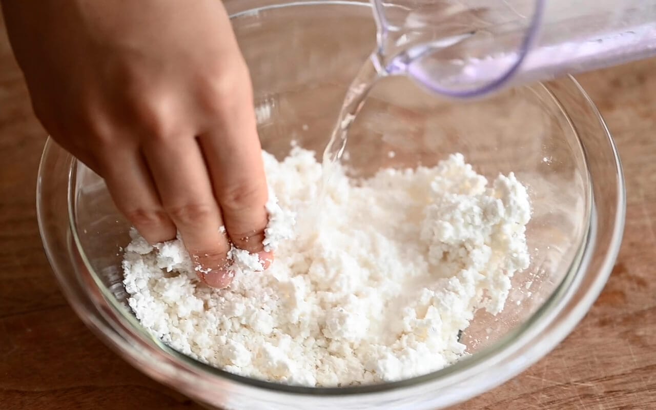 白玉粉に水を少しずつ足し、砂糖を加えて混ぜる。