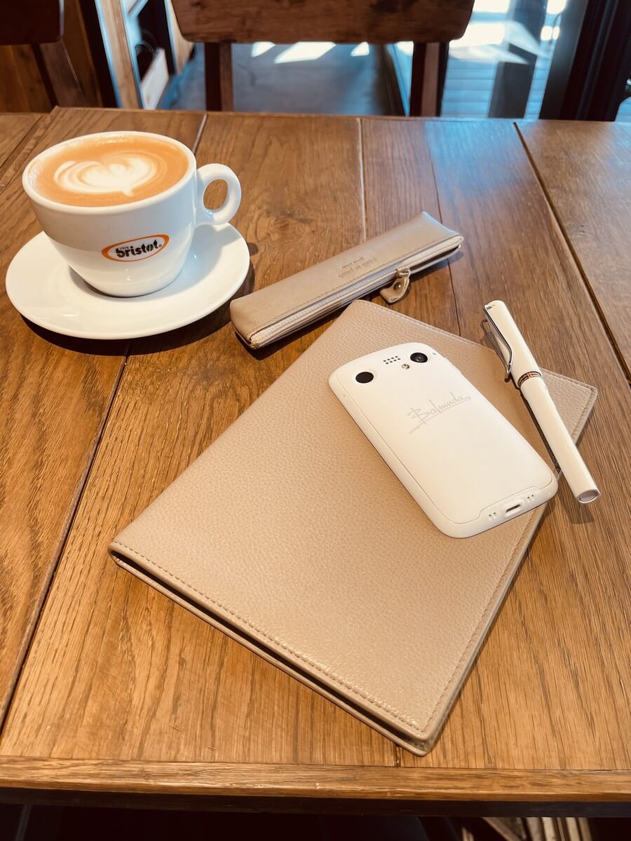 カフェでのひとときも、愛用している手帳ActionPlannerと一緒にバルミューダフォンがあるだけで気分が上がります