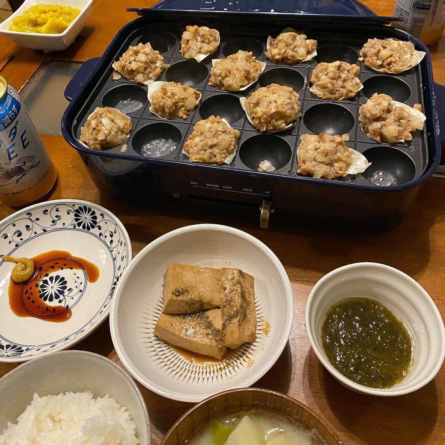 写真：今井真実さんの「もっちり煮豆腐」とホットプレート焼売
