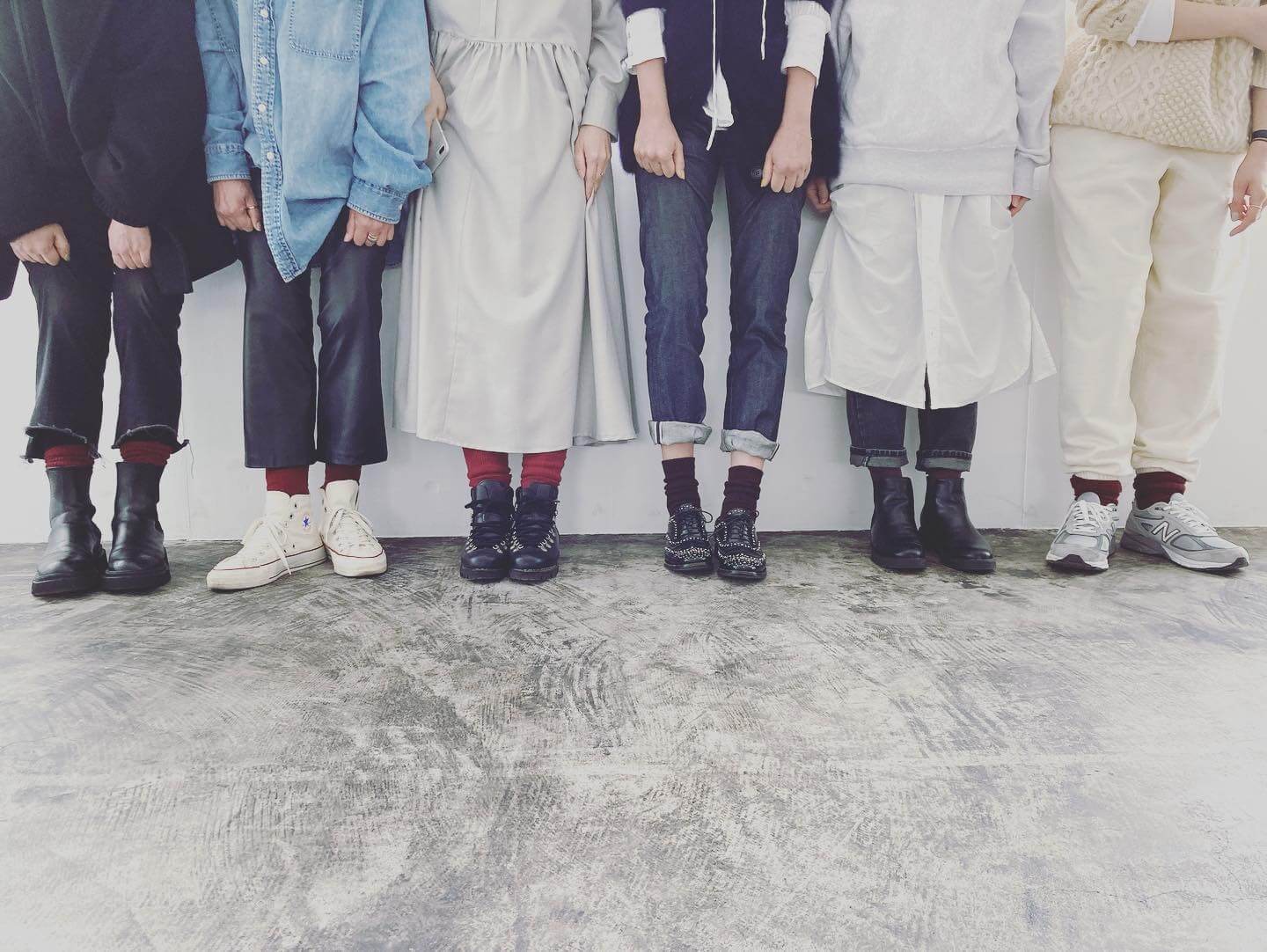 写真：五明祐子さんのお誕生日。参加メンバーの靴下は全員ボルドー色。一列に並んで。