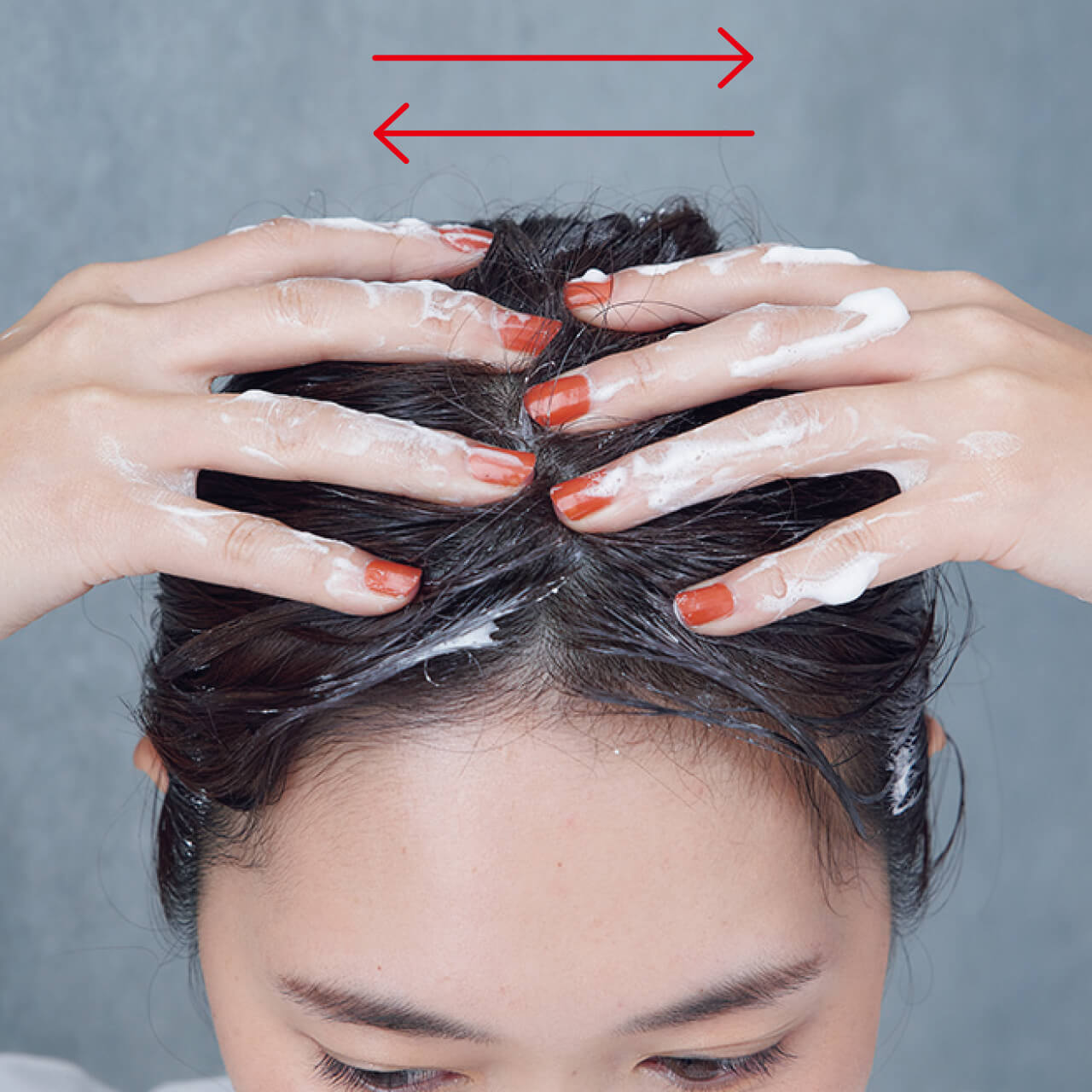 皮脂の多い頭頂部や生えぎわは指先を地肌に置き、頭皮を中央に寄せるように洗う