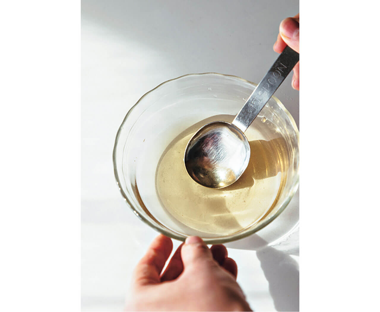 すし酢の材料をスプーンですり混ぜ、粒がなくなるまで溶かす。