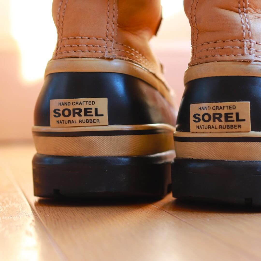 写真：ソレルの定番「カリブー」・ベージュ色・後ろに「SOREL」の文字が入っている