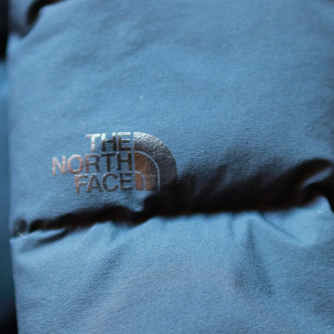 写真：THE NORTH FACEのウィンドストッパーダウンシェルコートの左袖に書かれた「THE NORTH FACE」の文字