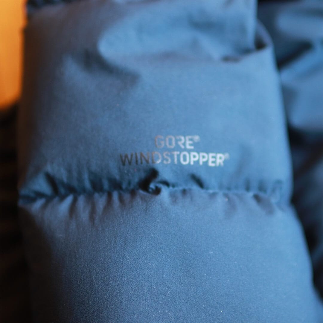 写真：THE NORTH FACEのウィンドストッパーダウンシェルコートの右袖に書かれた「GORE WINDSTOPPER」の文字