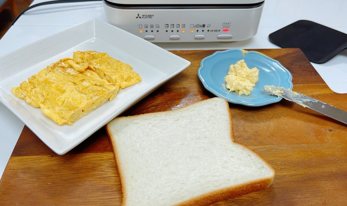 「ふわふわ」モードで焼いた食パン2枚と出汁入りの卵焼き、辛子バターを使って「ふんわり卵サンド」づくりに挑戦！