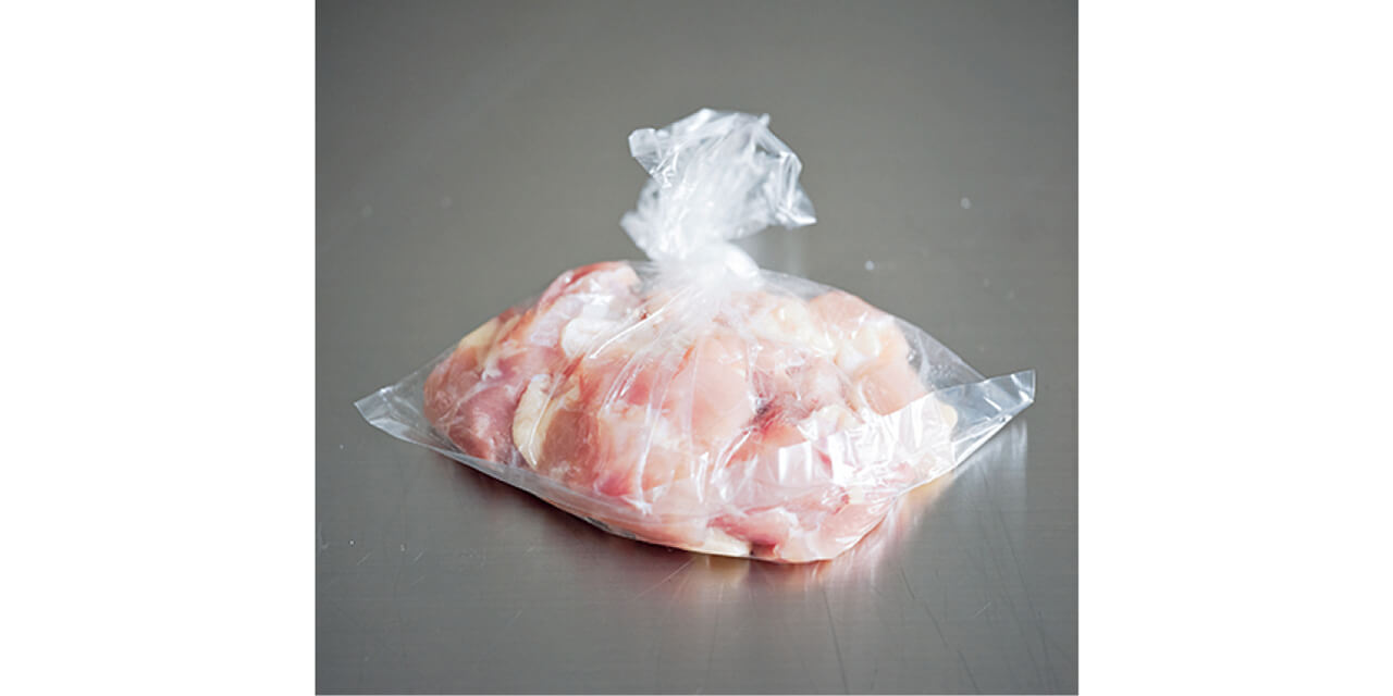 塩が行き渡るよう、袋の上からもむ。冷凍するときは、解凍時間を短くするために平たくするのがおすすめ