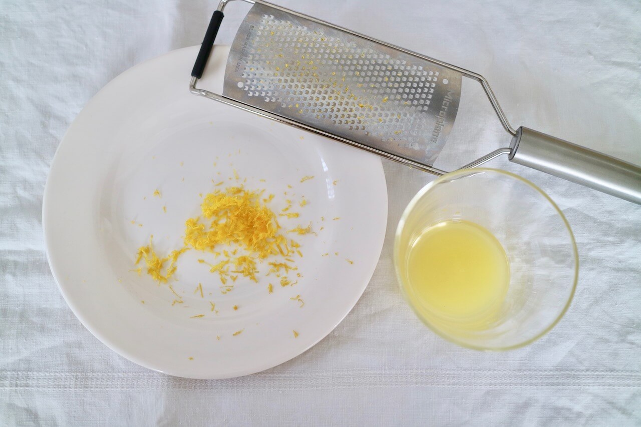 レモンの皮は、おろし器でおろし。果汁を絞っておく。