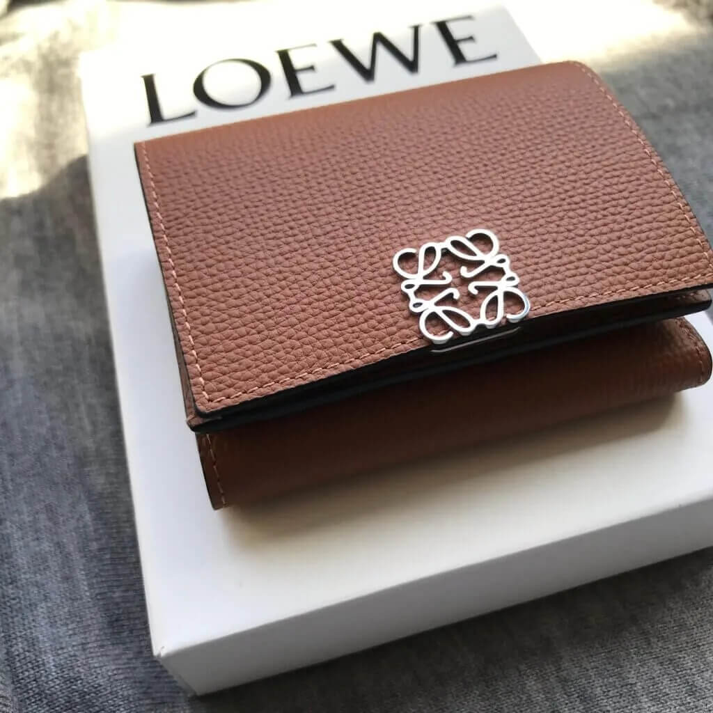ロエベのお財布」4人のリアル愛用品を拝見！【LOEWE】 | HAPPY PLUS 