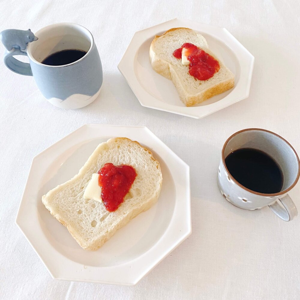 いちごジャムトーストとコーヒー