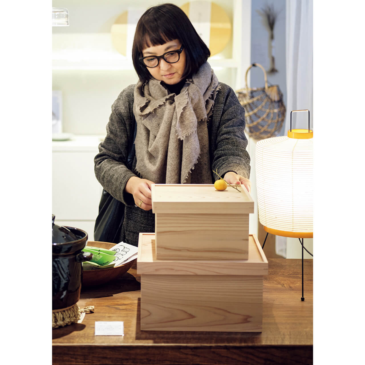 木工作家・川合優さんディレクションの「SOMA」シリーズの箱膳。安定感のある木箱は、割れものも安心して収納できるのが長所。