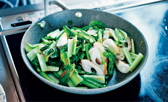 青菜はごま油でさらにおいしく「小松菜とちくわの塩しょうが炒め」レシピ／ぐっち夫婦