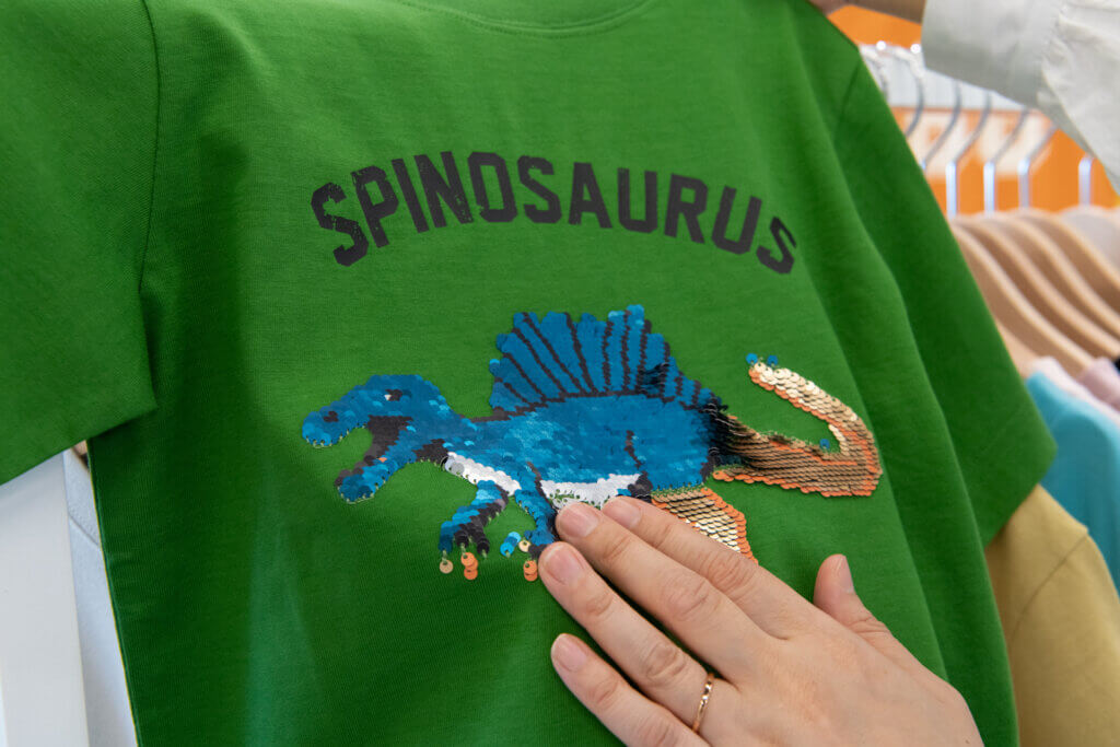 こちらはスピノサウルスのスパンコールT。スパンコールを触って裏返すと、色が変わるのが楽しい！