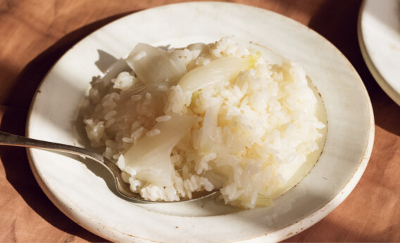 カレーや洋食のおともにもぴったり！「まるごと新玉ねぎの洋風炊き込みごはん」レシピ／近藤幸子さん