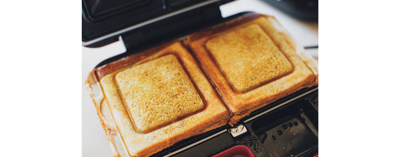 4を予熱したホットサンドメーカーに入れ、上に1のパン粉を1/3量ずつ振りかけて、6分ほどこんがり焼き目がつくまで焼く。