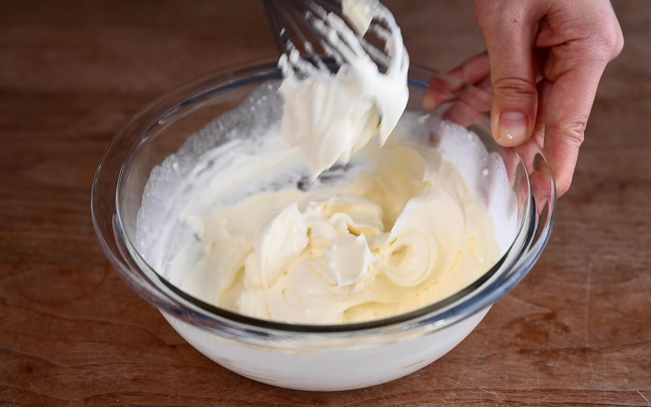 マスカルポーネを滑らかになるまで混ぜ、砂糖と生クリームを加えて、泡立て器でツノが立つまで混ぜる。