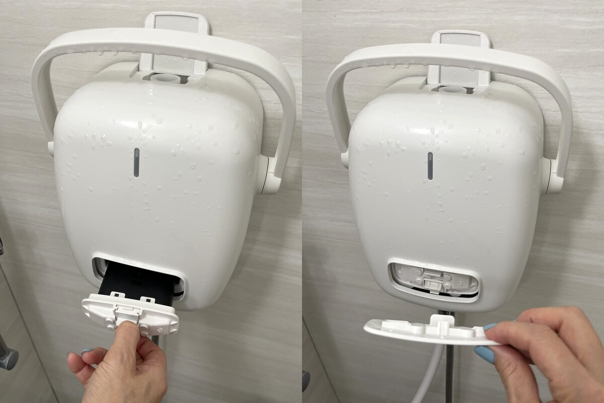 充電が完了したら、浴室の壁に取り付けた本体に充電池をセットしてフタをします