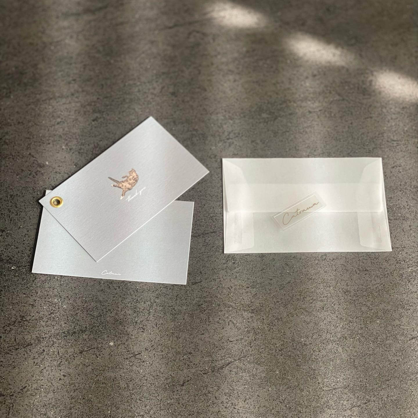 写真：Catrama（キャットラマ）のメッセージカードと封筒。グレー