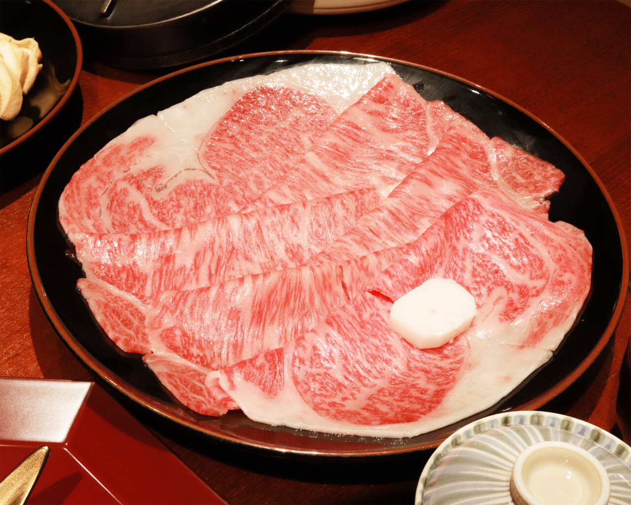 写真：浅草すき焼き店「ちんや」の皿に盛られた『適サシ肉』