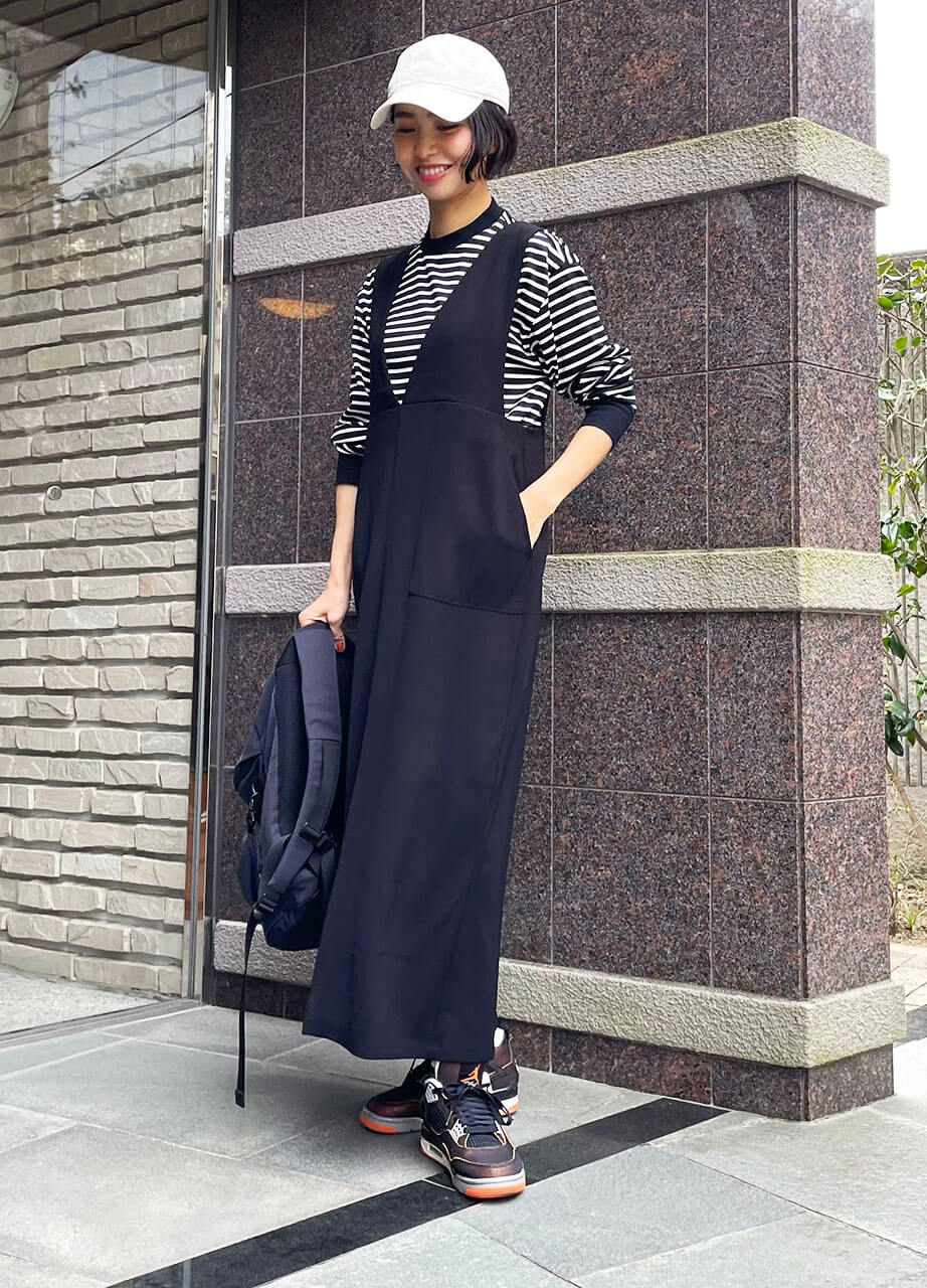 高木綾子　12closetの「【洗える】大人ジャンバースカート」カラー：ブラック　サイズ：ショート丈、ロング丈（各）￥12650（身長161cm・ロング丈を着用）