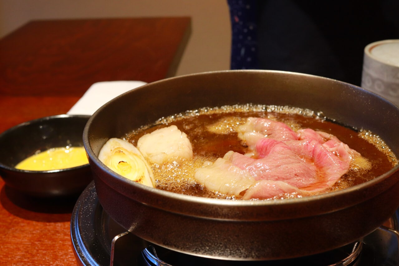 写真：浅草すき焼き店「ちんや」のすき焼きを専用鍋で作る様子