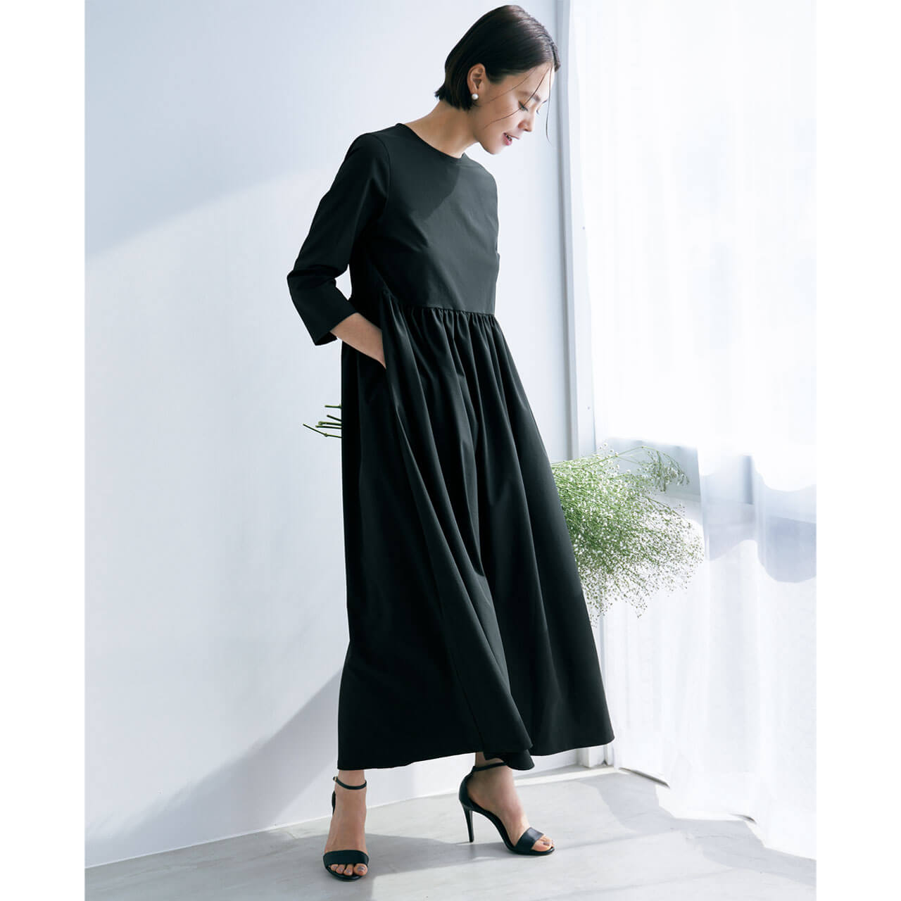 モデル／浅見れいな　[福田麻琴さんコラボ]ギャザーワンピース￥20900／LEEマルシェ（12closet）　その他／スタイリスト私物