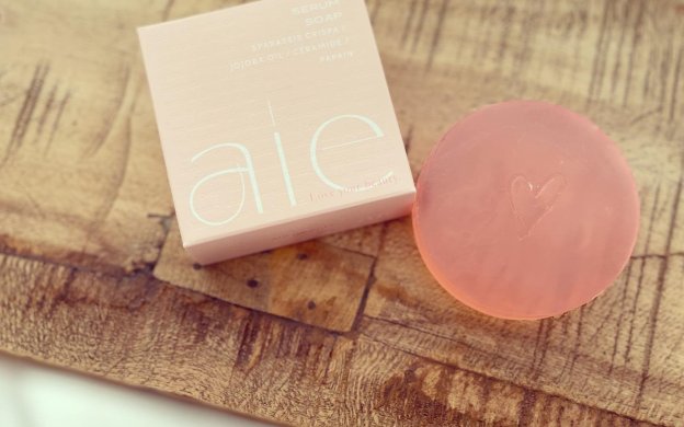 写真：優木まおみちゃんプロデュースの「aie」のセラムソープ