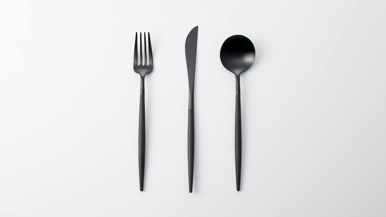 「GOAシリーズ ブラックブラック」（左から）ディナーフォーク￥3080、ディナーナイフ ￥4180、テーブルスプーン￥3080
