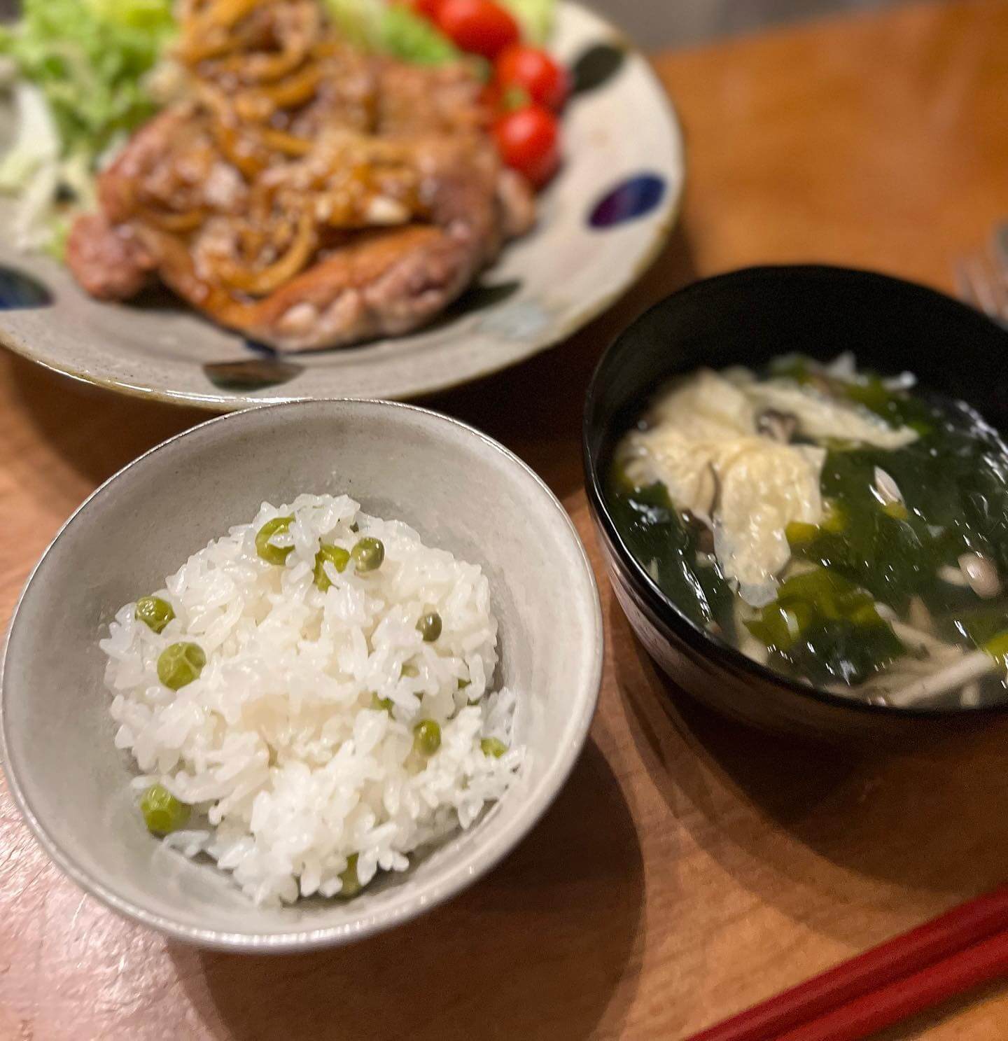 写真：グリンピース豆ご飯とお味噌汁