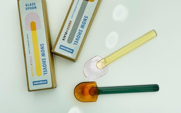 写真：amabro スノーシャベル SNOW SHOVELとスプーンの絵が描かれた箱・アンバーブラックとピンク×イエローの2種