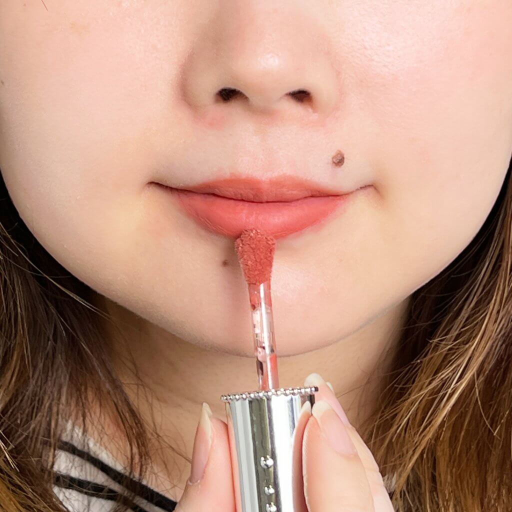 夕陽が透けたきらめくしずくをイメージしたコーラルベージュ。肌なじみよく使いやすい色！