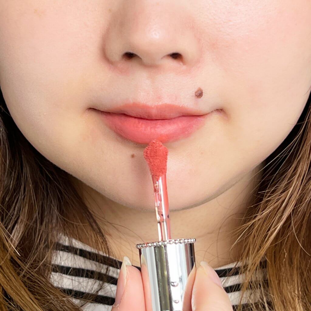 ハミングの音色をイメージしたピーチコーラル。かわいらしさと上品さを兼ね備えた唇に。