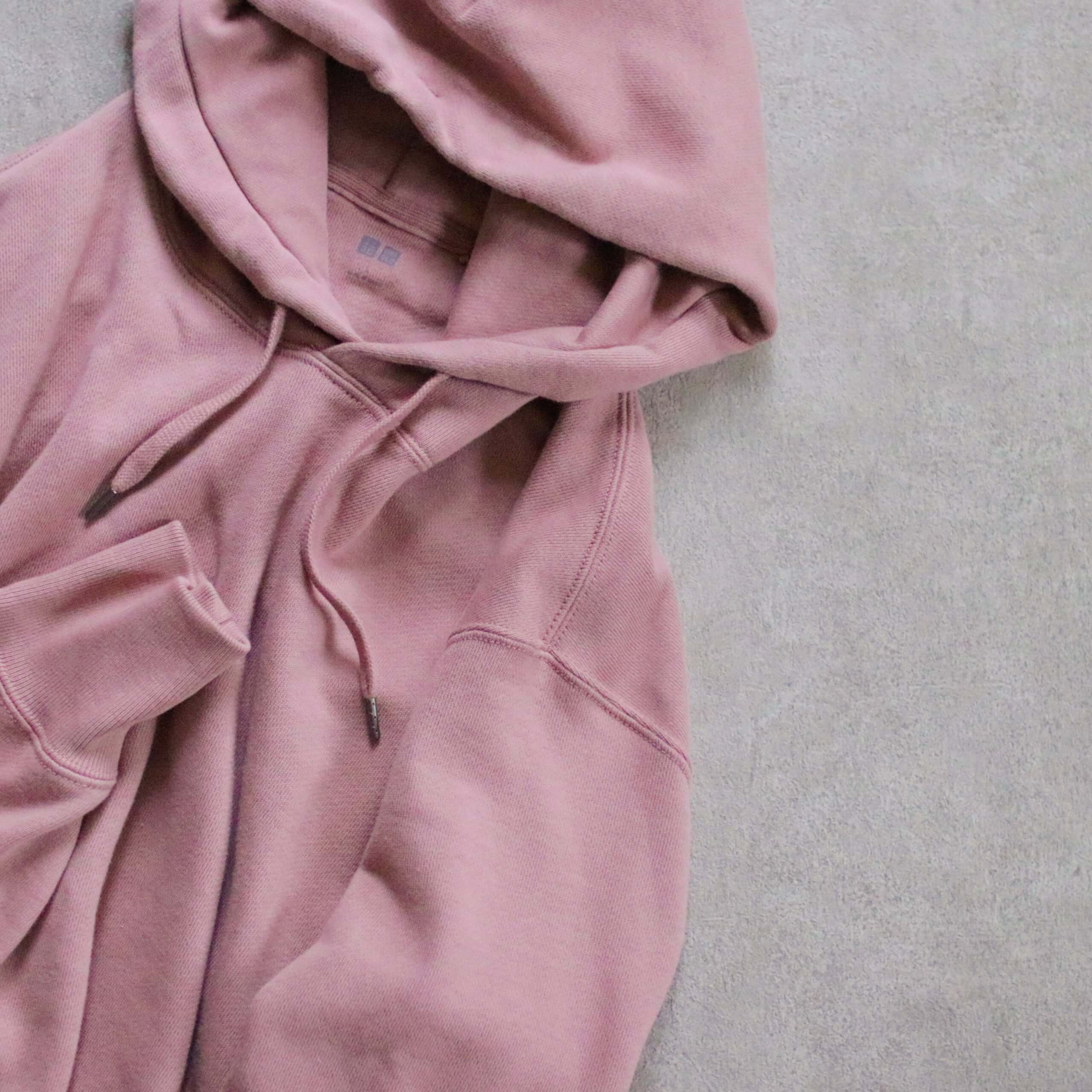 くすみピンクがかわいい【ユニクロ】スウェットプルパーカを着回し。 | LEE