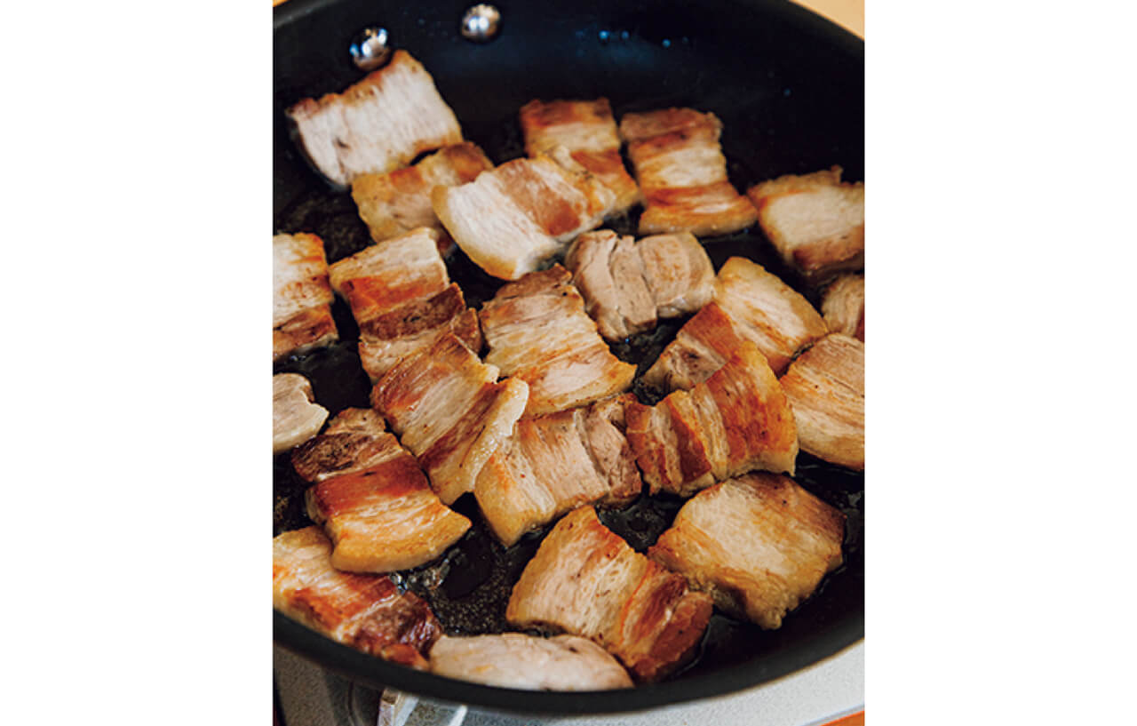 厚めに切った肉を焼き目がつくまで香ばしく焼くのがコツ。出てくる脂はうま味があって、調味料となじむとおいしさ倍増