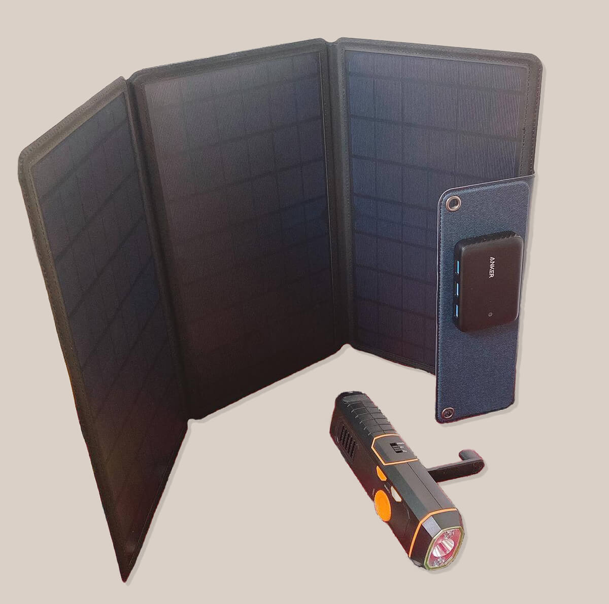 写真：Ankerの太陽光充電器PowerPort Solar ・「ヨドバシカメラ」オリジナルのエマージェンシーラジオライト
