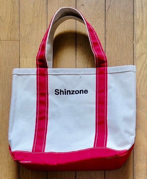 写真：Shinzoneのトートバッグ、Repettoのショッピングバッグ