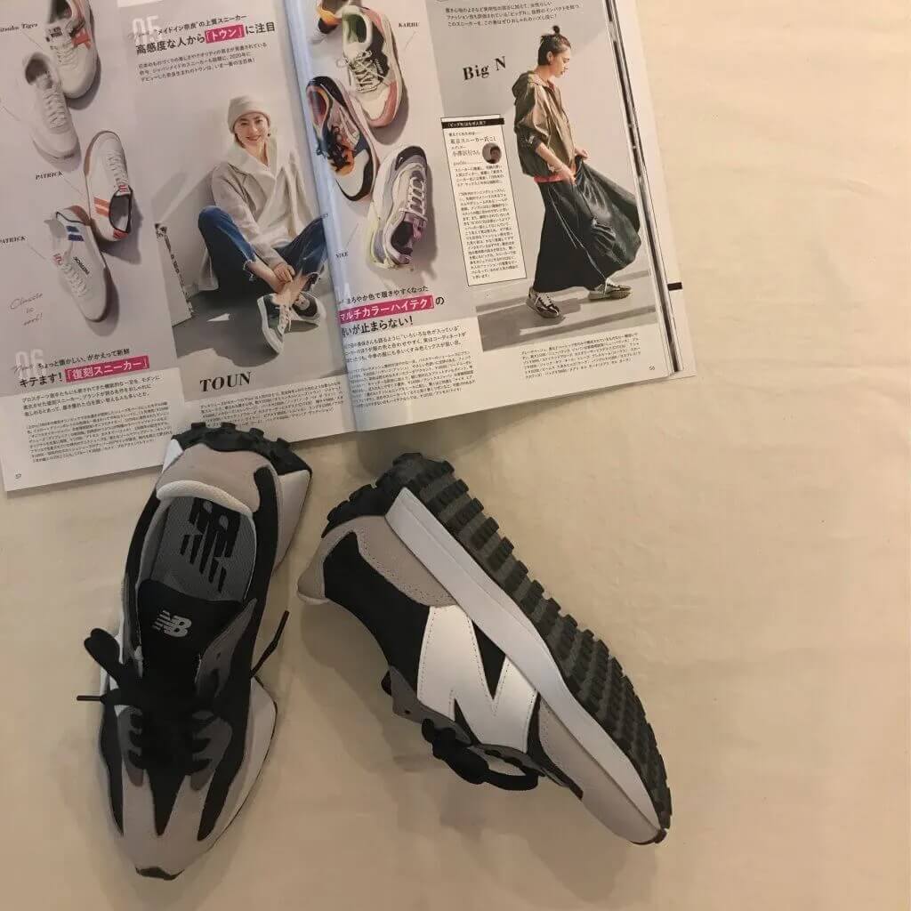 【New Balance】モノトーン「Big N」スニーカーとLEE4月号