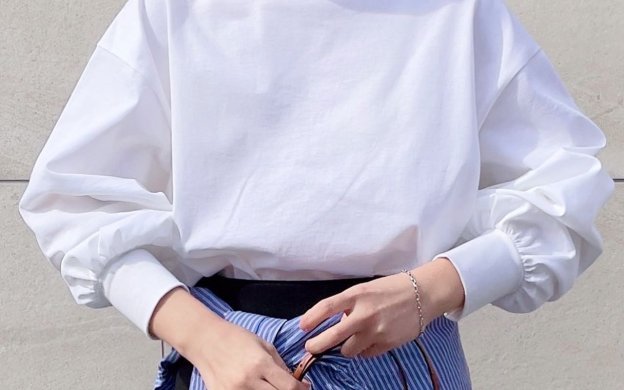 写真：12closet 【石上美津江さんコラボ】【洗える】ギャザースリーブT を黒のタイトのミニスカートに合わせたコーデ。青のストライプのシャツを腰に巻いてアクセント